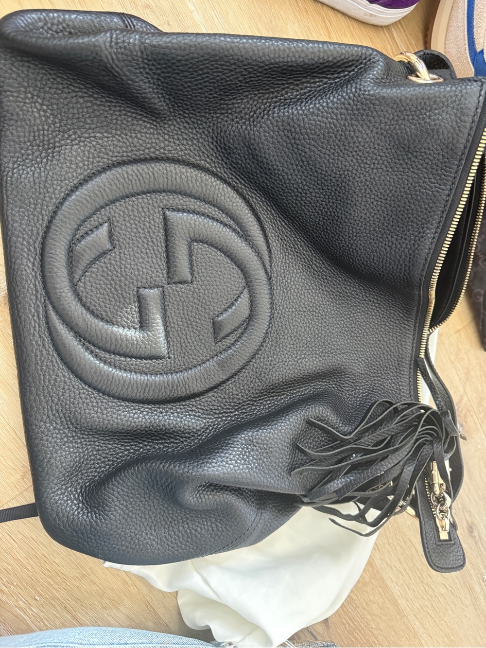Gucci Black Pebbled Leather Shoulder Bag with Embossed Logo - Picture 2 of 6
